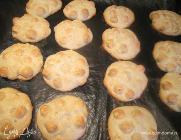 Формируем печенье, толщиной 1 см и выпекаем в духовке, нагретой до 180°С 10-15 минут.