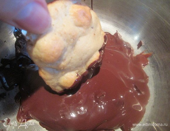 Пока выпекалось печенье, на водяной бане я растопила кусочки шоколада. Но можно было ввести шоколадные капли прямо в тесто и тогда пропустить этот шаг.