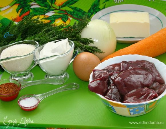 Куриную печень очистить, промыть и пропустить через мясорубку вместе с луковицей и морковью.