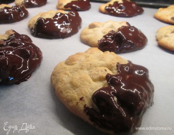 Каждое печенье окунаем в жидкий шоколад одной стороной. Если добавляем шоколадные капли в тесто, то готовое печенье посыпаем сахарной пудрой.