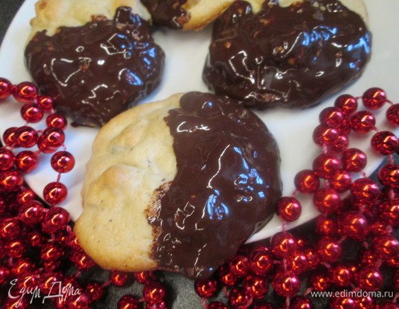 Ждем, когда шоколад застынет и подаем к чаю или упаковываем в подарочные пакетики и ждем новогодних праздников, чтобы сделать подарки близким!
Счастливого Нового года и Рождества!