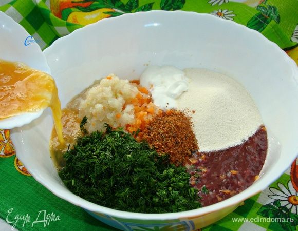 К фаршу добавить сметану, манную крупу, нашинкованный укроп, соль, специи. Яйцо размешать вилкой и влить в фарш.