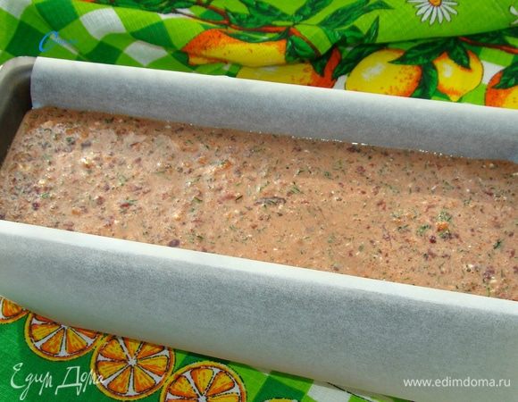 Фарш хорошо перемешать до однородности (смесь получается жидковатой) и вылить в смазанную сливочным маслом форму для запекания (можно выстлать пекарской бумагой). Запекать в разогретой до 170–180°С духовке минут 30–40.