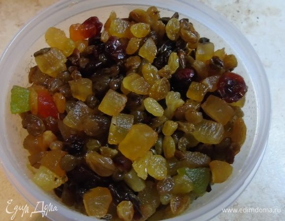 Заранее, можно даже за неделю, но минимум за сутки, сухофрукты (клюква сушеная, изюм, цукаты) залейте коньяком, соком апельсина, добавьте приправу и цедру апельсина.