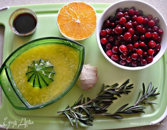 Подготовьте необходимые для приготовления продукты. Клюкву разморозьте, из апельсинов выжмите сок (у меня получилось 270 мл). Имбиря потребуется небольшой кусочек, примерно 1,5–2 см. Нарежьте его тонкими слайсами или мелкими кусочками.