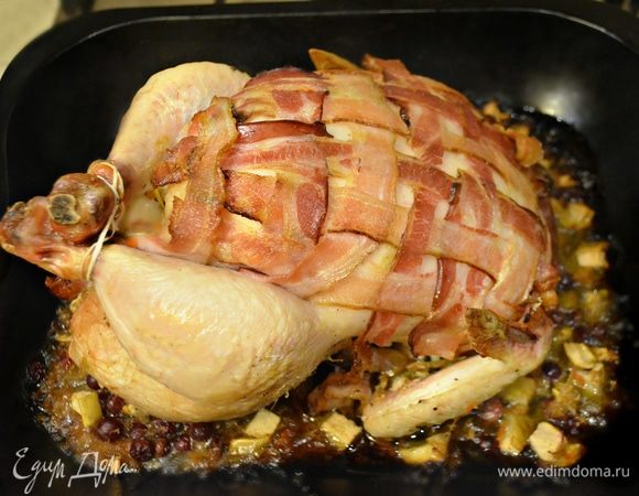 Курицу уложить на смазанный растительным маслом противень и распределить вокруг оставшуюся начинку. Выпекать курочку 15 мин в разогретой до 200°С духовке, затем убавьте нагрев до 160°С и выпекайте еще примерно 1 час 15 минут.  В любом случае, ориентируйтесь по своей духовке и проверяйте готовность птицы (выделяющийся из мяса сок должен быть прозрачным).