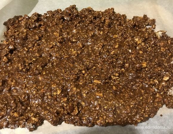 Приготовление пралине. Для этого обычный и коричневый сахар высыпать в сковороду и, периодически перемешивая, растапливать на огне до достижения коричневого цвета карамели. Добавить миндаль. Можно использовать готовые хлопья или брать миндаль и в комбайне измельчить его до кусочков, но не до муки. Миндаль и карамель, помешивая деревянной лопаткой, прогреть и затем тонким слоем выложить на бумагу для выпечки и полностью остудить.  