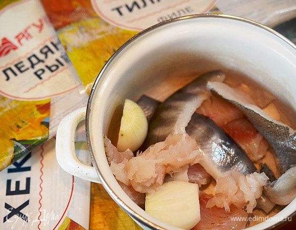 С ледяной рыбы и хека срежем филе, тилапию нарежем на кусочки, луковицу почистим и разрежем пополам.