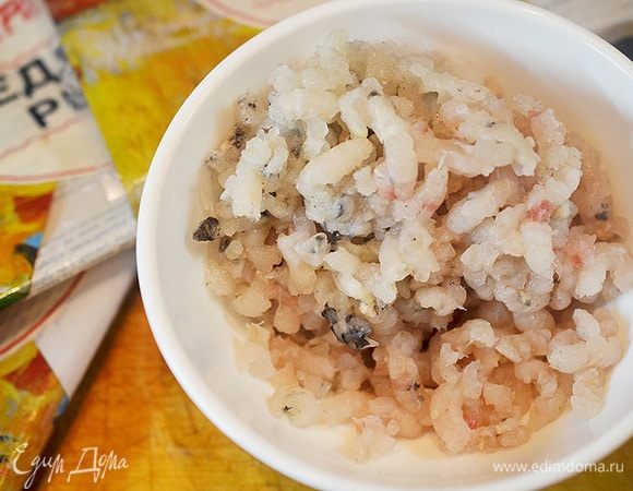 Пропустим рыбу, лук и сало через мясорубку, посолим, перемешаем.