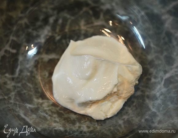 К сметане добавим просеянную муку.