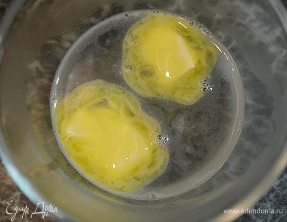 Сливочно масло заливаем 1 стаканом кипятка.
