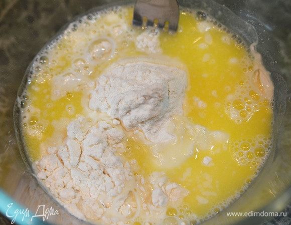 Как только масло растворится, вливаем в миску с мукой. Вымешиваем тесто.
