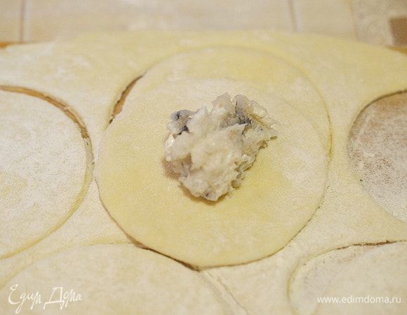 Тесто раскатываем, вырезаем кружки. В центр кладем начинку.