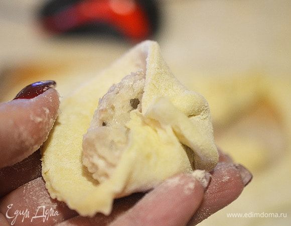 Делаем три небольших защипа теста с одной стороны.