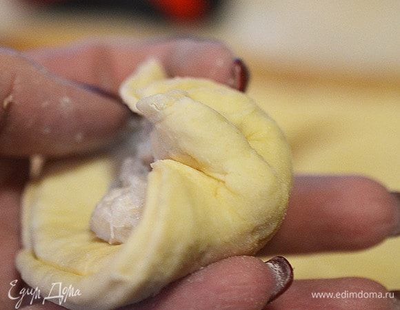 Немного наклоняем их к противоположной стороне, накрывая начинку.