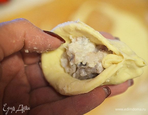 Поочередно защипываем слева и справа по чуть-чуть.