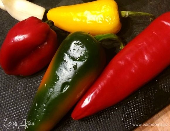 Для соуса мелко порубите лук, чеснок и перец чили без семян и перепонок (остроту регулируйте по своему вкусу, я взяла половинку того, что слева). В широкой сковороде нагрейте оливковое масло на среднем огне. 