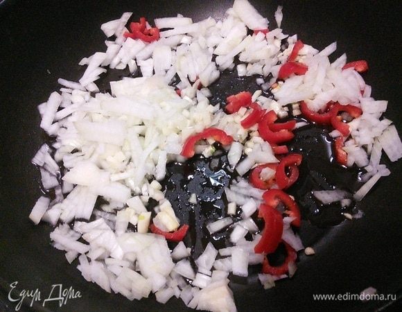 Добавьте лук и чеснок, перец чили, готовьте на среднем огне в течение 5 минут, пока они не станут мягкими и прозрачными. 