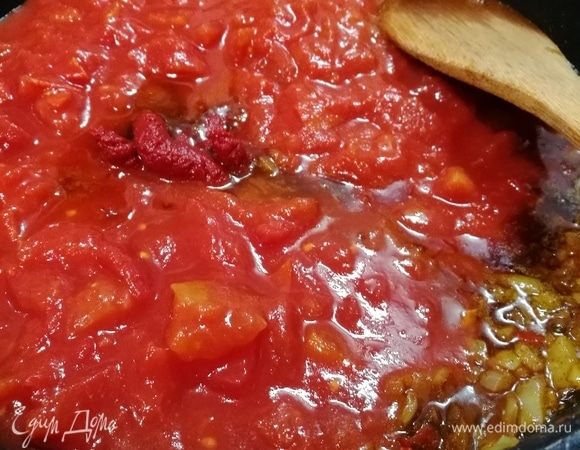 Добавьте свежие (если свежие, то спелые, и с них предварительно нужно снять кожицу и мелко нарезать) или консервированные помидоры, томатную пасту, мед и уксус.