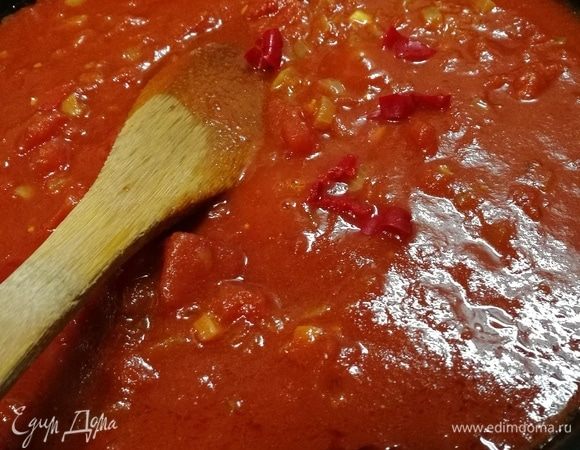 Уменьшите огонь до среднего и готовьте в течение 12–15 минут или пока соус несколько уварится. 