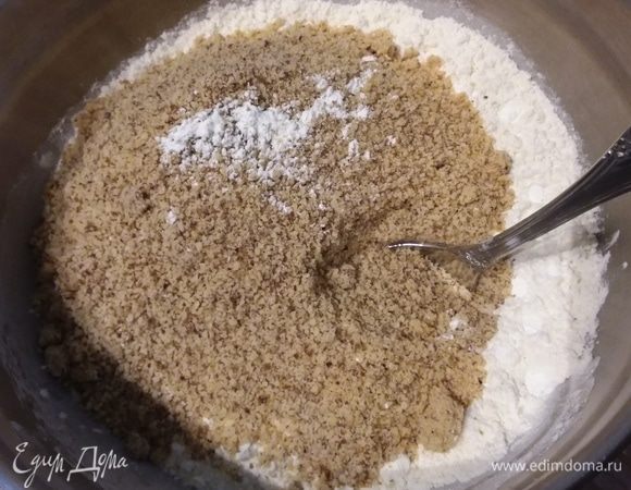 В одной миске смешать сухие ингредиенты: муку, крахмал (можно картофельный) и мелко молотый жареный миндаль.