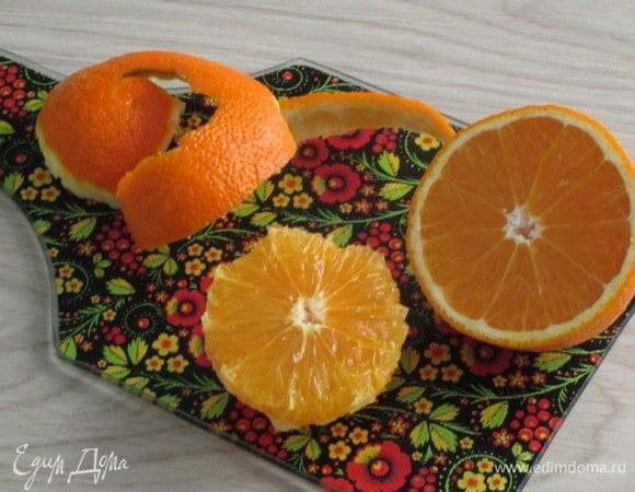 Очистите апельсин от кожуры, а мякоть нарежьте на небольшие кусочки.
