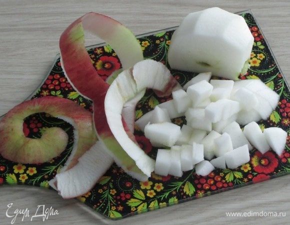 Яблоко с кожурой или без нарежьте небольшим кубиком.
