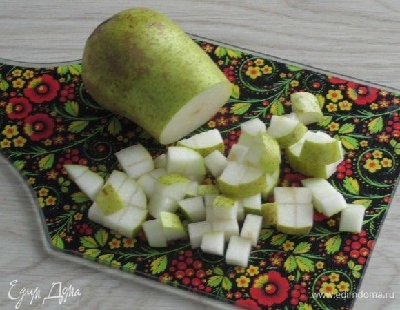Так же кубиком нарежьте грушу.
