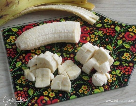Очистите банан от кожуры и нарежьте сначала вдоль, а затем поперек небольшими кубиками.