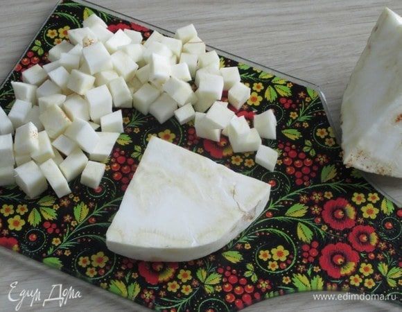 Свежий корень сельдерея очистите от кожуры и нарежьте примерно таким же кубиком, как и остальные ингредиенты.