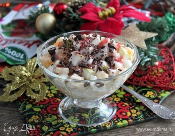 Разложите салат из фруктов и корня сельдерея порционно и посыпьте рубленым шоколадом. Сорт шоколада на ваш вкус: темный, горький, белый, с орехами и т.д. Приятного аппетита и хорошего настроения!