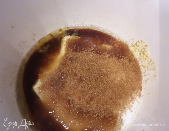 В другой емкости соединить сливочное масло комнатной температуры с сахаром, миндальным маслом (у меня растительное), ванильным экстрактом и крепким алкоголем (коньяк, ром и прочее).