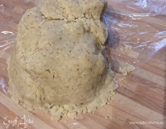 Вмешать сухую часть и замесить тесто. Мне понадобилось 1 ст. л. ледяной воды, но тесто все равно очень крохкое. Собрать его в комок, обернуть пленкой и поместить в холодильник на 30 минут.