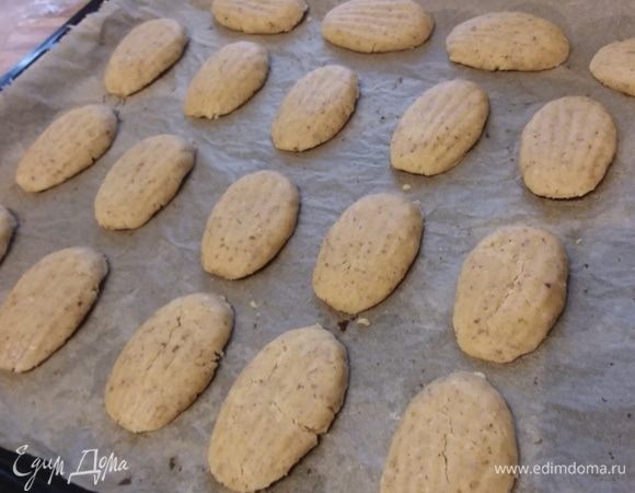 Так как сабле выпекается в формах для мадлен, то понадобится соответствующая форма. Берем комок тесто, обнимаем в руке и выкладываем в мадленовую формочку, слегка придавить для равномерного распределения теста. Выложить сабле на противень на некотором расстоянии друг от друга.