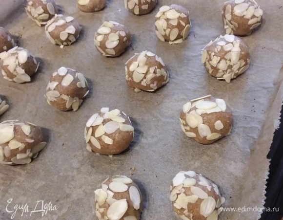 Выкладываем на противень (они почти не растут, а главное не расползаются!), поэтому расстояние между печеньем можно сократить. 