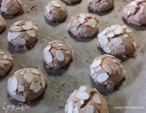 Выпекать в заранее разогретой до 180°С духовке около 17-20 минут. Охладить на решетке. 