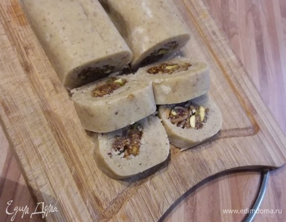 Разогреть духовку до 160°С. Рулет разрезать на половину и острым ножом отрезать шайбы толщиной приблизительно в 1,5 см. 