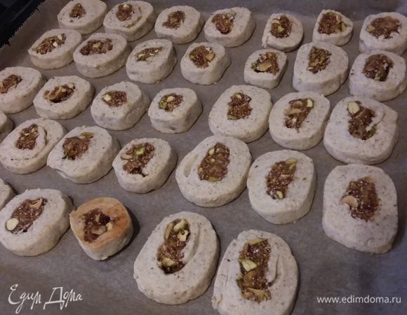 Выпекать около 15 минут. Важно: низ печенья должен быть золотистым (как на фото), а верх светлым, так печенье не пересушится!  Охладить на решетке. 