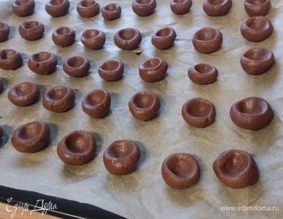 Выложить на противень и выпекать в заранее разогретой до 180°С около 15 минут. Они, к сожалению, получились почти плоскими. 