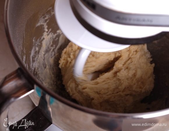 Насадкой «крюк» начать замешивать тесто. Долго месить не нужно, просто добиться однородности теста, по времени это примерно 5 минут. Полученное тесто прямо в деже затянуть пленкой и оставить на 12 часов при комнатной температуре.