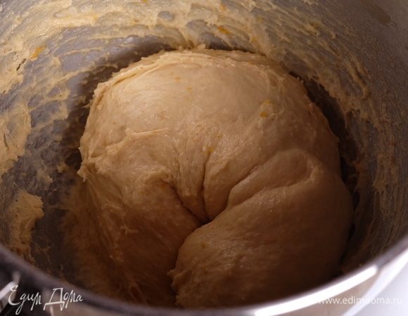 Насадкой «крюк» вымесить тесто на второй скорости 3 минуты, пока все ингредиенты не распределятся. Переключить скорость на 3-ю, добавить половину сахара, вымесить 3 минуты, пока сахар не войдет в тесто, добавить остаток сахара и месить еще 5 минут.