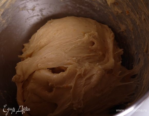 Убавить скорость до 2-й, добавить масло и помесить несколько минут, пока масло не распределится. Снять лопатку, поставить крюк. Промесить еще пару минут, чтобы убедиться, что все масло вошло в тесто.