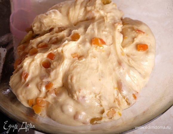 Переложить тесто в смазанную растительным маслом миску, затянуть пленкой и оставить на час в теплом месте для брожения. Желательно в середине процесса 1 раз сложить тесто.