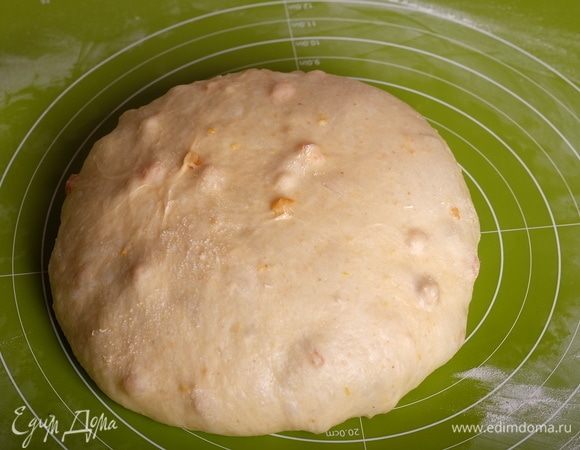 Переложить подошедшее тесто на силиконовый коврик, подпыленный мукой. Скребком округлить тесто (не месить, не выдавливать воздух, не «забивать» мукой, тесто должно остаться воздушным).