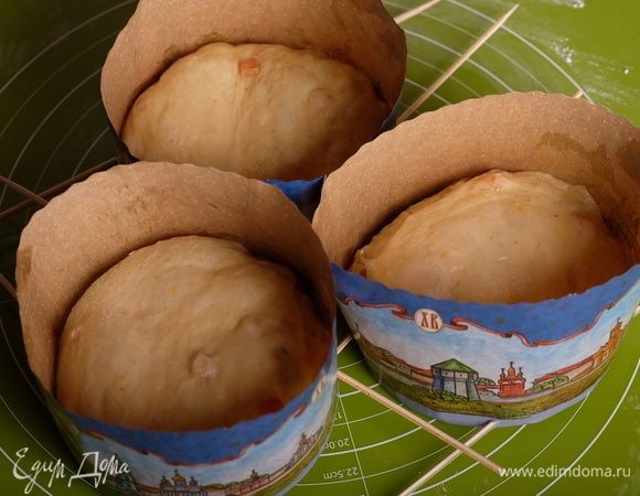 Разделить тесто на необходимое количество частей (у меня для формочек диаметром 11 см понадобилось 3 шт.), немного округлить и переложить в формы. Накрыть пленкой и оставить подниматься в теплом месте, пока заготовки не увеличатся в 2 раза минимум.