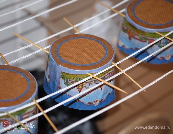 Заранее разогреть духовку до 180°С. Выпекать панеттоне при 180°С 20 минут, затем температуру перевести на 160°С и допекать примерно 30–35 минут. Верх кекса должен стать уверенно коричневым. Готовые кексы вытащить из духовки и сразу же подвесить за шпажки вверх ногами до полного остывания.