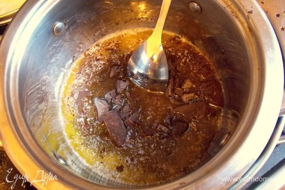 Включить духовку и прогреть до 180°С. В чашу положить кусочки сливочного масла и шоколада. Поставить на водяную баню и растопить. Перемешать до однородной массы и остудить.