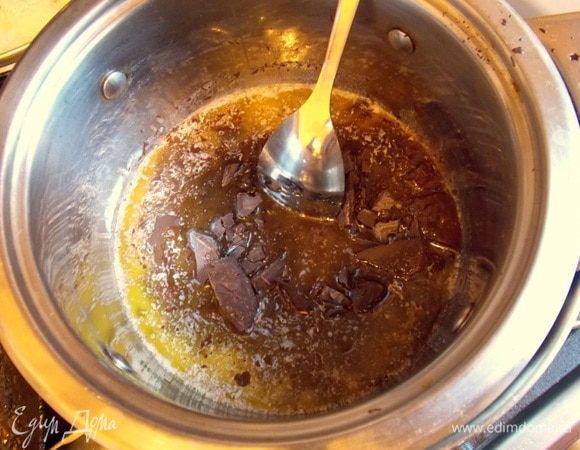 Включить духовку и прогреть до 180°С. В чашу положить кусочки сливочного масла и шоколада. Поставить на водяную баню и растопить. Перемешать до однородной массы и остудить.