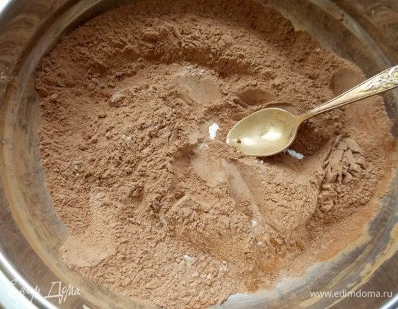 Муку смешать с 50 г какао и солью. 