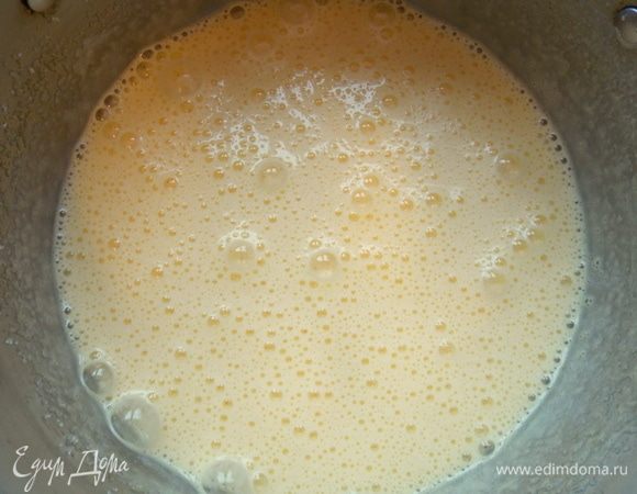 Яйца взбить с сахаром. Сначала немного, добавить ванильный экстракт и снова взбивать до светлой пышной массы.